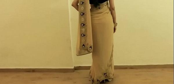  HOT GIRL SAREE WEARING and Showing her NAVEL and BACK